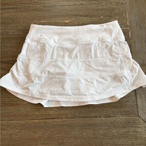 Women’s size 4 white Lululemon skirt b1
